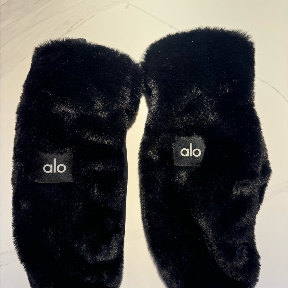 ALO Yoga Black Faux Fur Mittens